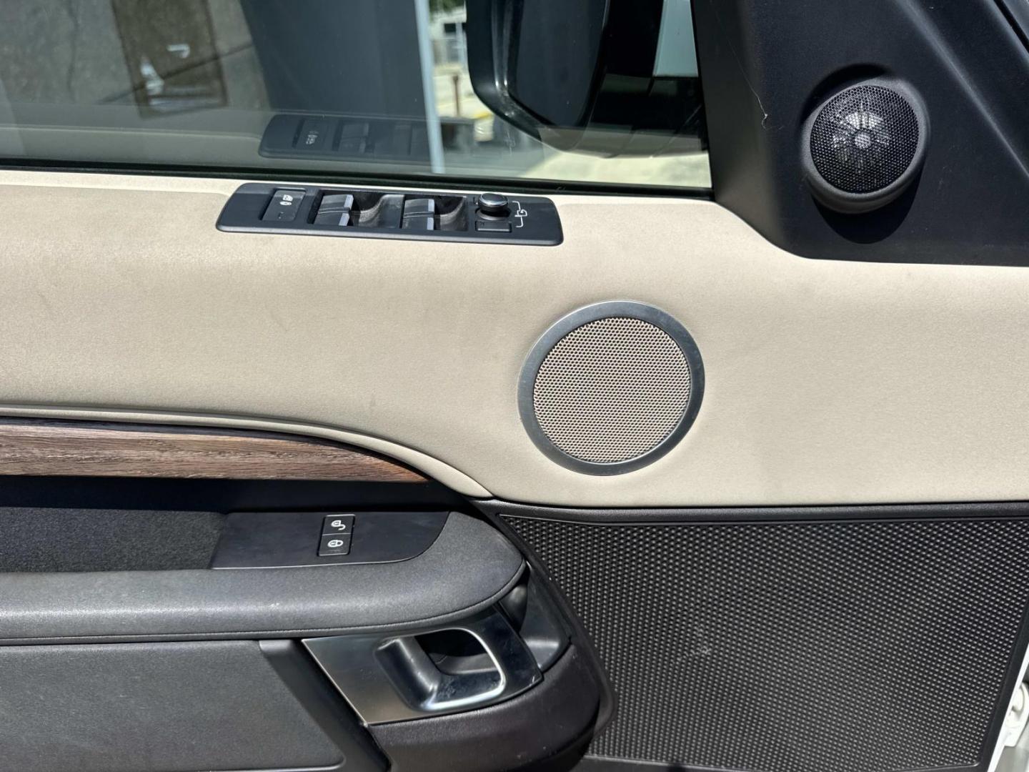 2017 White /Gray Land Rover Discovery SE V6 Supercharged (SALRGBBV2HA) , Automatic transmission, located at 6904 Johnston St., Lafayette, LA, 70503, (337) 988-1960, 30.143589, -92.100601- Photo#21