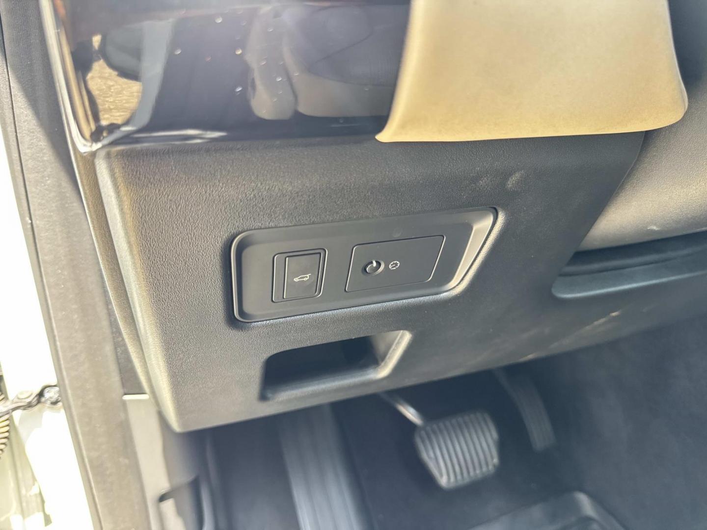 2017 White /Gray Land Rover Discovery SE V6 Supercharged (SALRGBBV2HA) , Automatic transmission, located at 6904 Johnston St., Lafayette, LA, 70503, (337) 988-1960, 30.143589, -92.100601- Photo#22