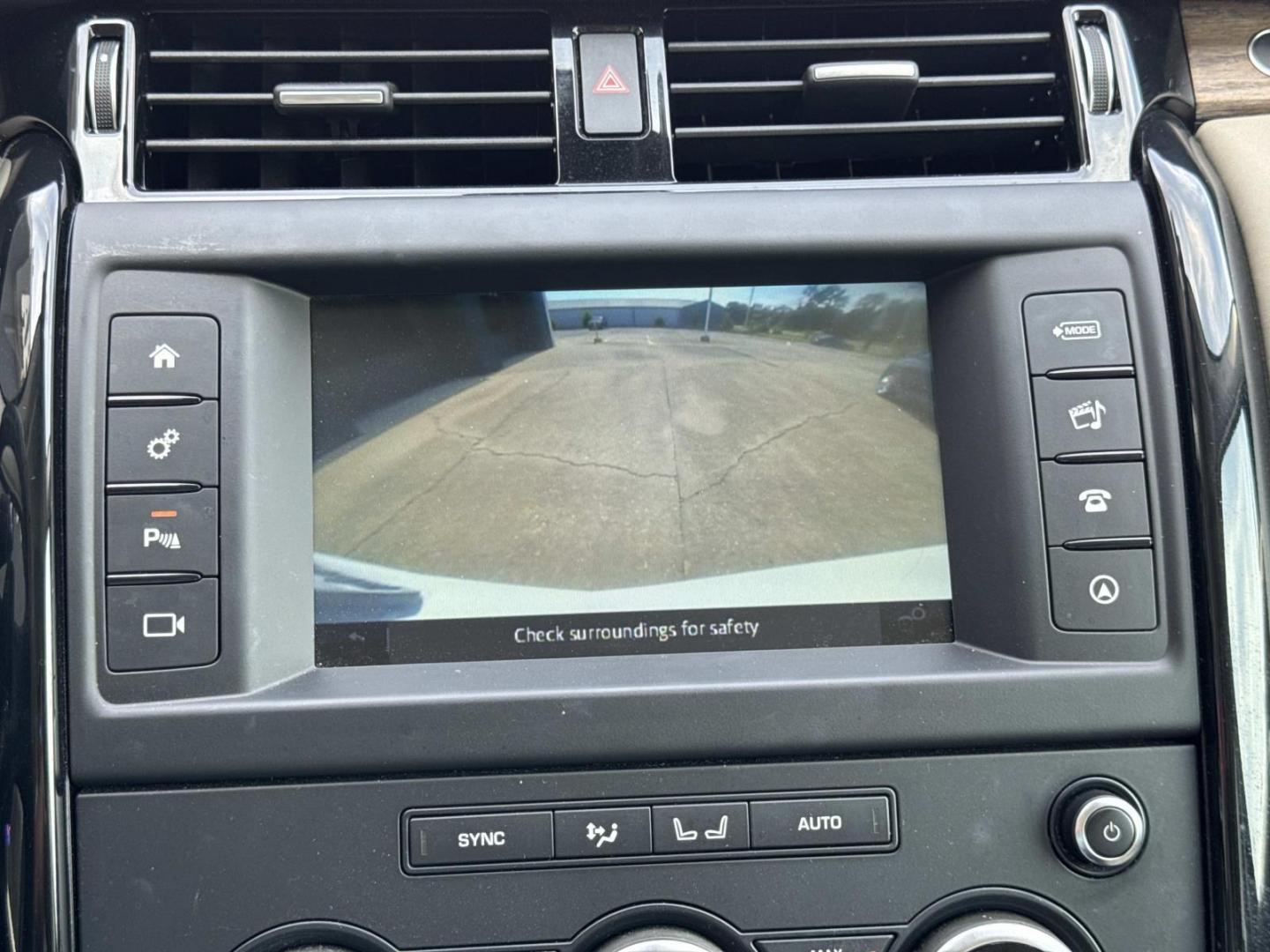 2017 White /Gray Land Rover Discovery SE V6 Supercharged (SALRGBBV2HA) , Automatic transmission, located at 6904 Johnston St., Lafayette, LA, 70503, (337) 988-1960, 30.143589, -92.100601- Photo#27